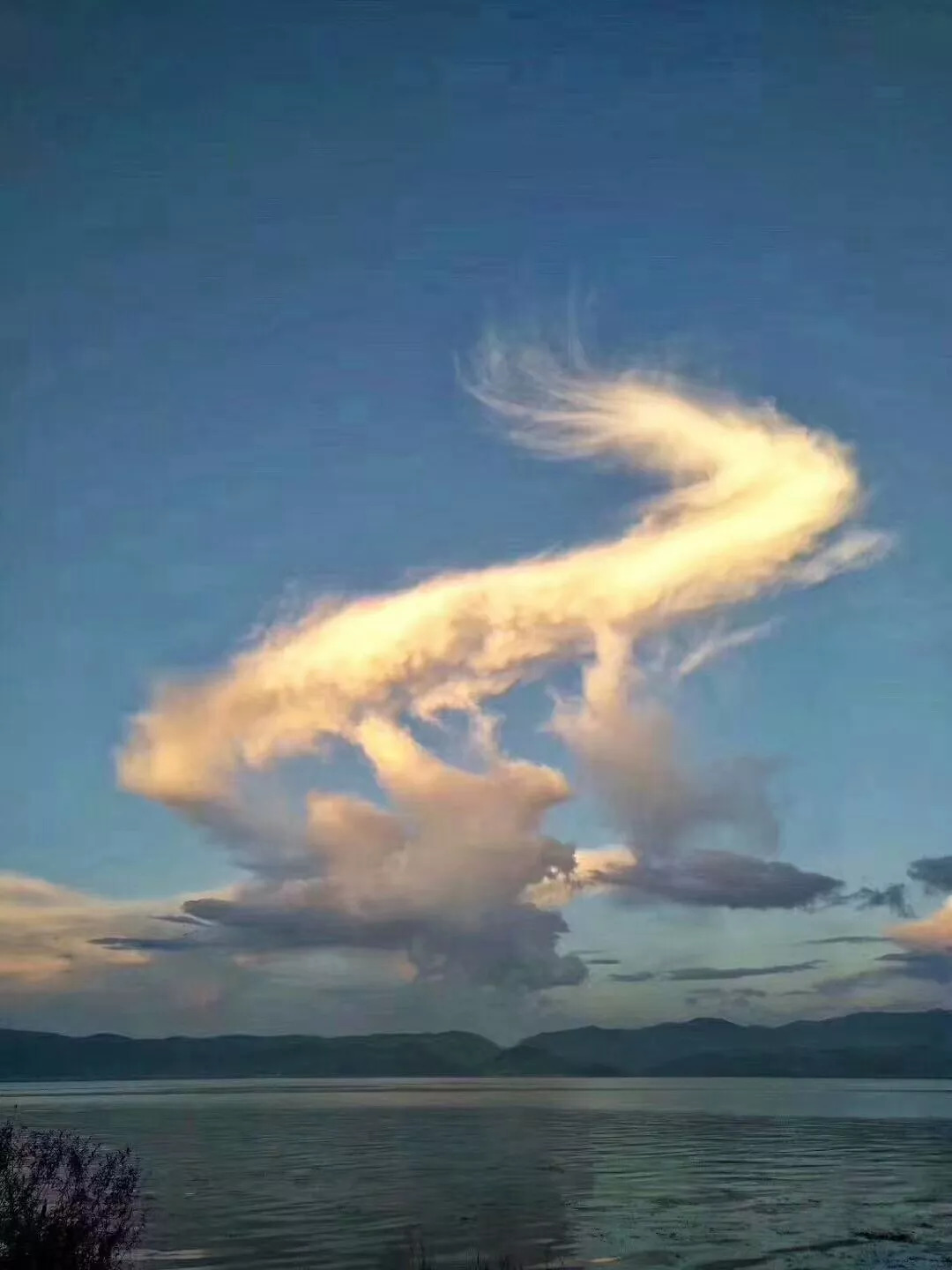 山竹登陆华南沿海,飞龙出现大理上空,「神云奇观」千年难得一见_网易